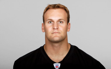 Бивш футболист плува 16 часа, за да спаси живота си