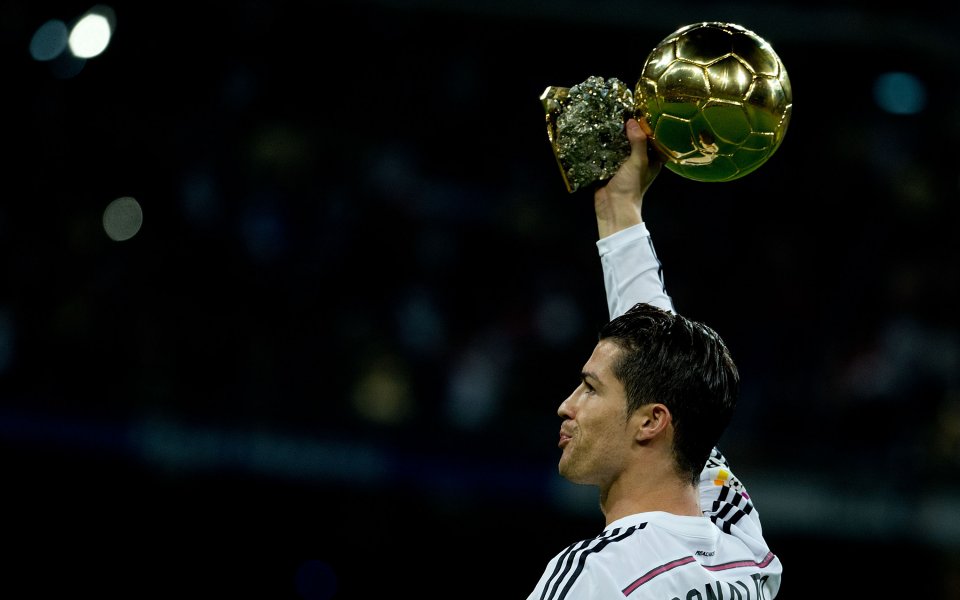 ВИДЕО: Роналдо показа Златната топка на Бернабеу