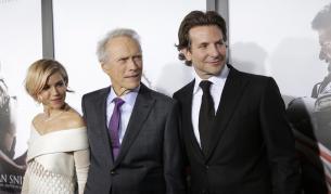 Сиена Милър, Клинт Истууд (режисьор на филма) и Брадли Купър на премиерата на "Американски снайперист" в Ню Йорк на 15 декември 2014 г.