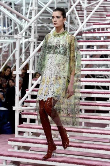 На вчерашния 26 януари в Париж по време на ежегодната Седмица на модата Dior представиха своята визия за женския гардероб през пролетта на 2015.