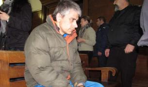 Пламен Петров, който навръх Великден миналата година преби до смърт 7-годишната си дъщеря Пламена