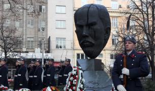 Поднасяне на венци пред паметника на Стефан Стамболов в София