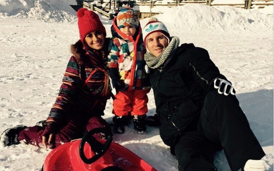 Меси се забавлява на снега със семейството си