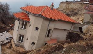 Свлачище поглъща вили край Албена