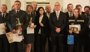 Вътрешният министър Веселин Вучков заедно с наградените