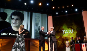 Берлинале коронова „Такси“ на Джафар Панахи
