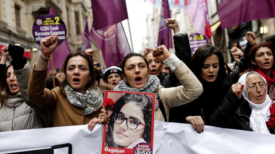 Протест в Истанбул срещу убийството на Йозгеджан Аслан