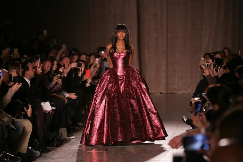 Дизайнерът Зак Посен превърна Наоми Кемпбъл в рубинено съвършенство, с което увенча колекцията си по време на Седмицата на модата в Ню Йорк.