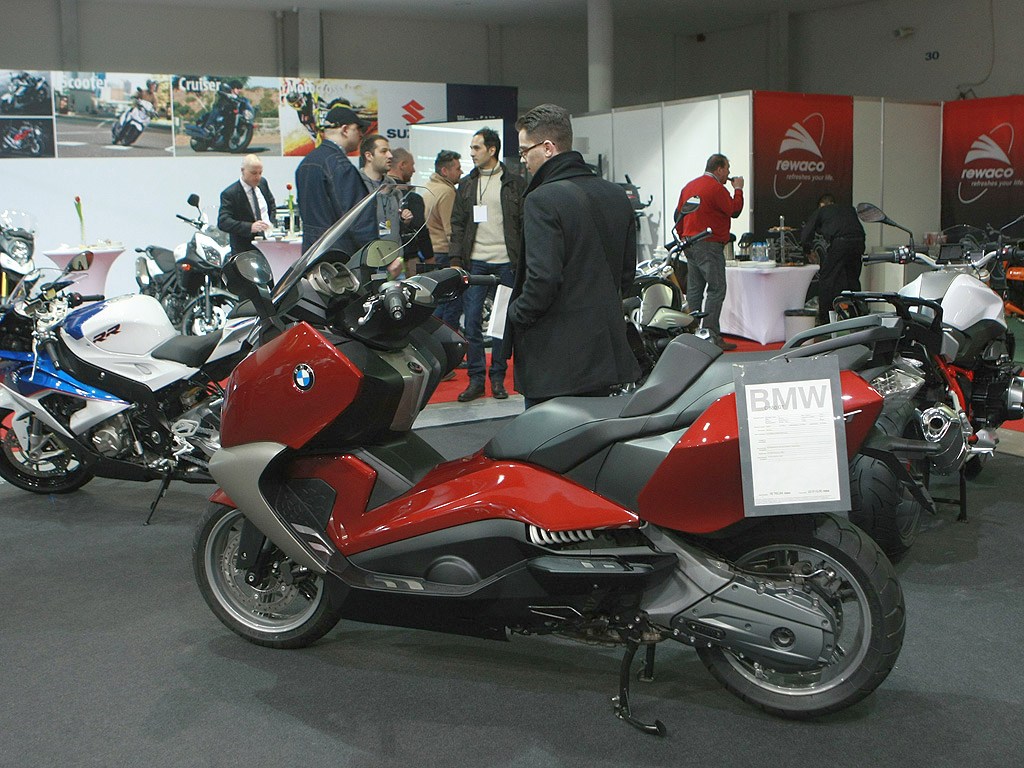 Щандове на Honda, Harley Davidson, Peugeot, BMW, МV Agusta, Kymco, Suzuki, Piaggio и вносители на аксесоари, резервни части, масла и консумативи за мотоциклети.