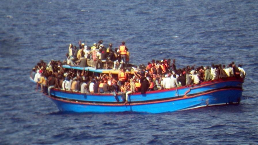 Лодка със стотици имигранти потъна в Средиземно море