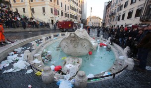 Холандски футболни фенове вилняха из Рим