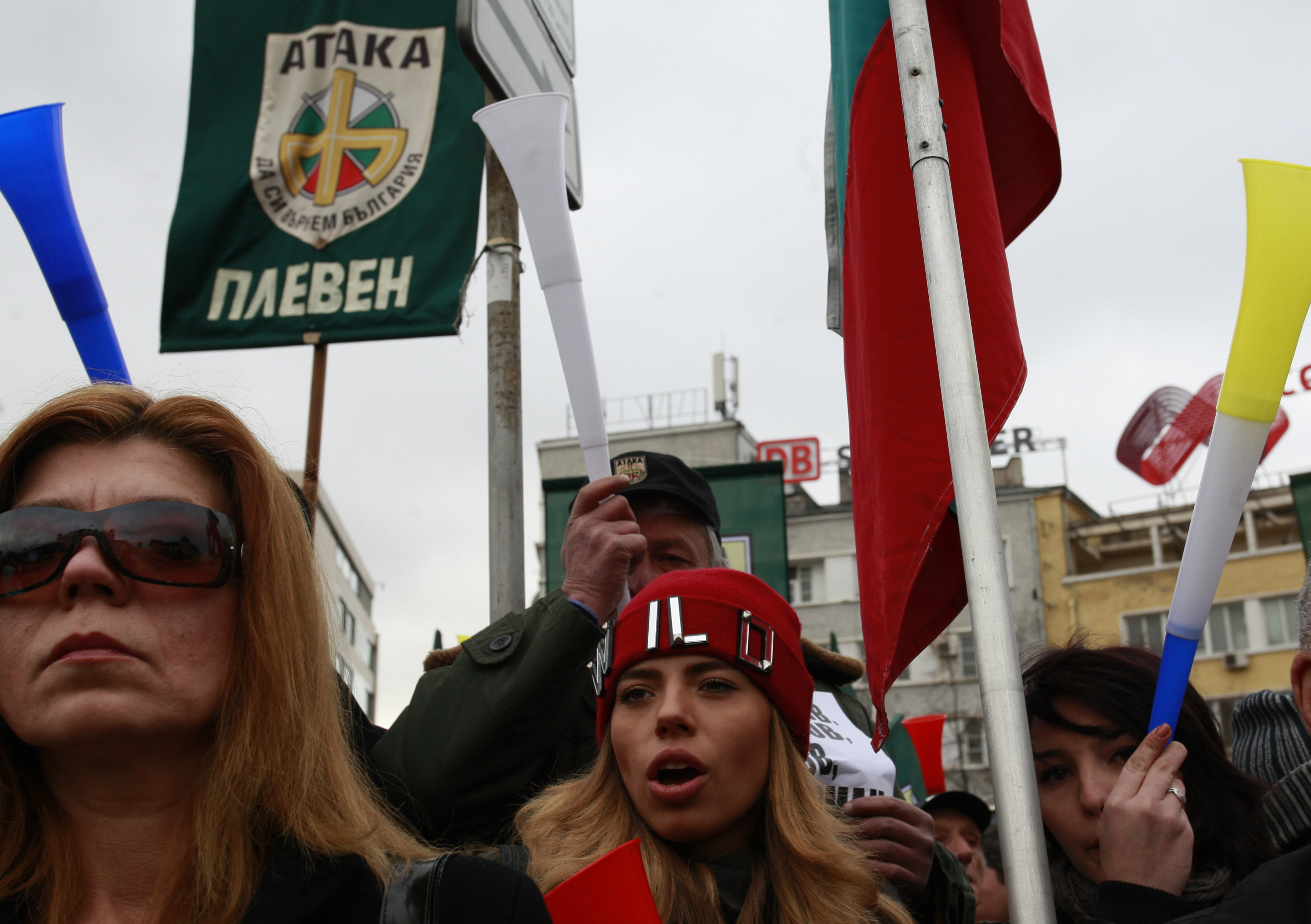 Опозицията организира два протеста пред Парламента по време на гласуването на договорите с международни банки за емитирането на 8 млрд. евро през следващите три години