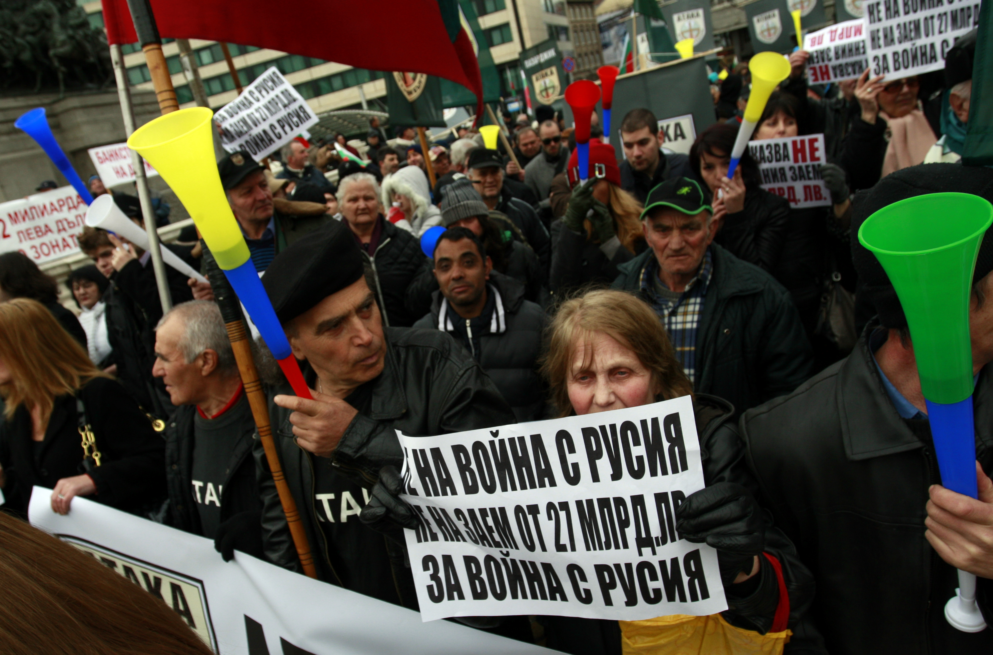 Опозицията организира два протеста пред Парламента по време на гласуването на договорите с международни банки за емитирането на 8 млрд. евро през следващите три години