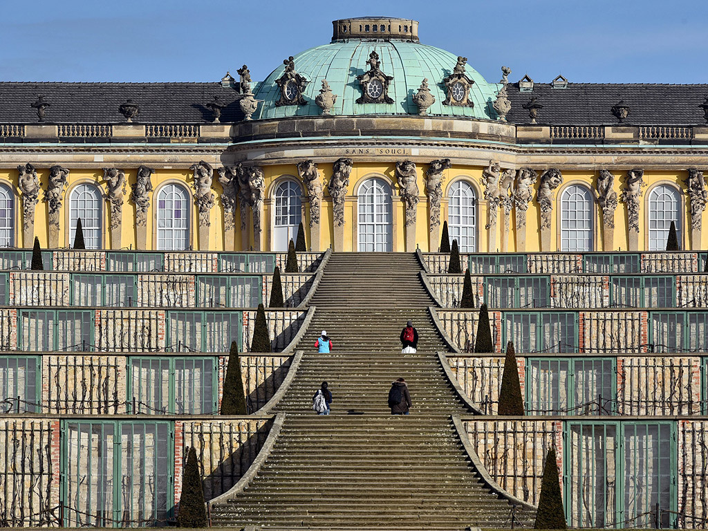 Туристи се изкачват по стълбите към двореца Сансуси в Потсдам, Германия. Туристическата индустрия генерира рекордни печалби, регистрирайки 4,4 милиона посетители и 12 милиона нощувки през 2014 г.