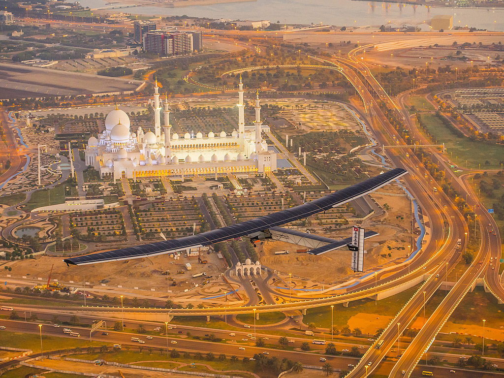 Solar Impulse 2 по време на първия изпитателен полет в Абу Даби, ОАЕ. Еддноместният слънчев самолет може да лети денем и нощем без капка гориво.