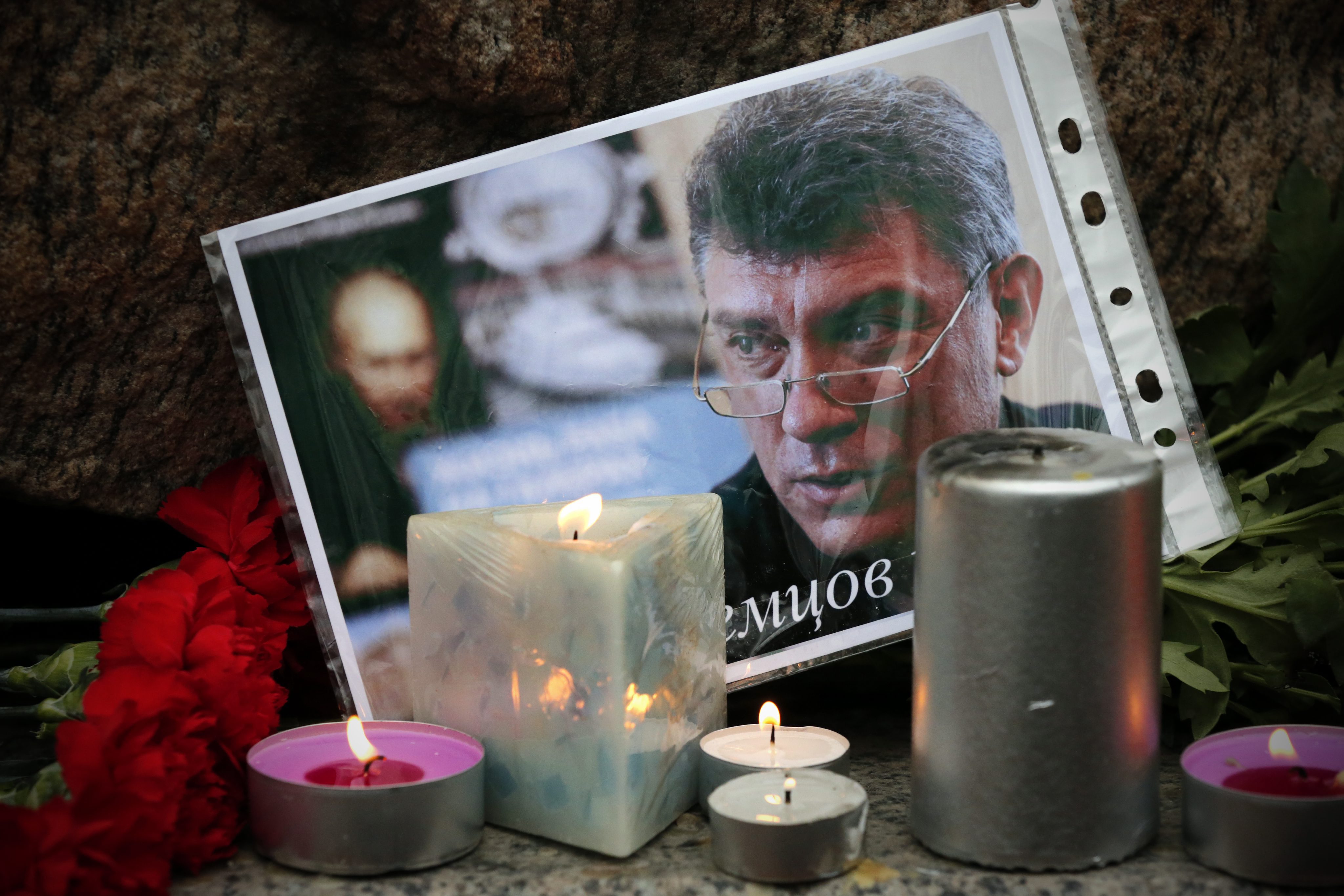 "Той умря за бъдещето на Русия" и "Той се бореше за свободна Русия" се чете на плакатите, издигнати от участниците в проявата