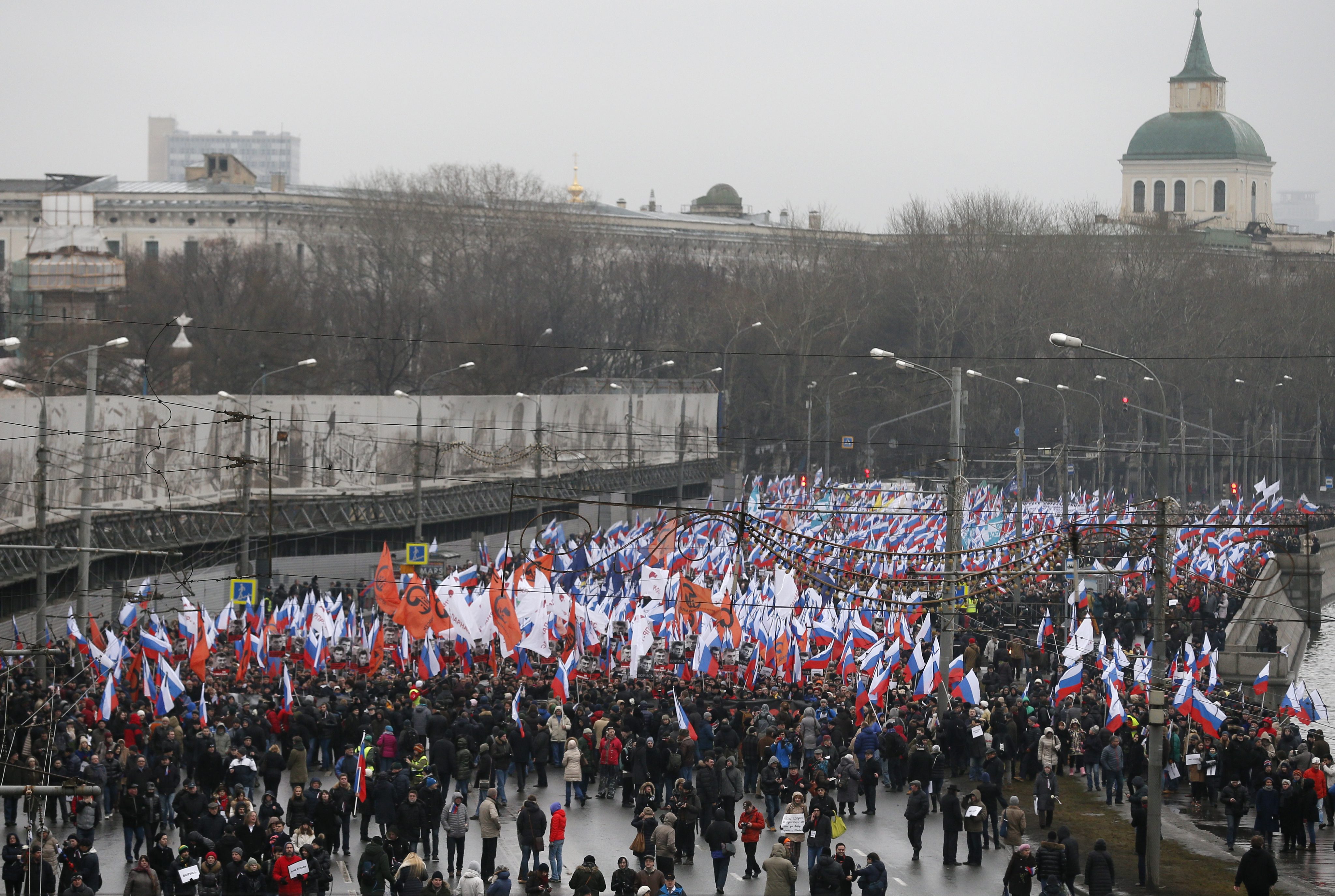 "Той умря за бъдещето на Русия" и "Той се бореше за свободна Русия" се чете на плакатите, издигнати от участниците в проявата