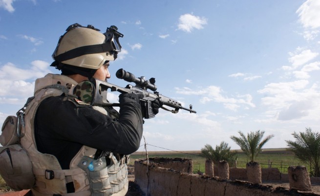 Иракски снайперист на пост по време на обсадата на Тикрит