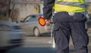 Шофьор помете шест паркирани коли на спирка