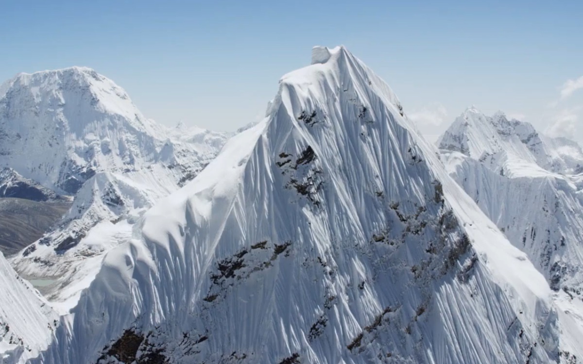 <p><strong>Топящи се ледници и купища боклук на Хималаите</strong></p>

<p>През 1980 г. Райнхолд Меснер прави първото самостоятелно изкачване на връх Еверест без допълнителен кислород. Най-високата планина в света сега е напълно комерсиализирана и е покорена над 10 000 пъти. Всяка година все повече алпинисти искат да стигнат до върха и оставят все повече боклуци. Глетчерите в Хималаите са застрашени и от глобалното затопляне.</p>