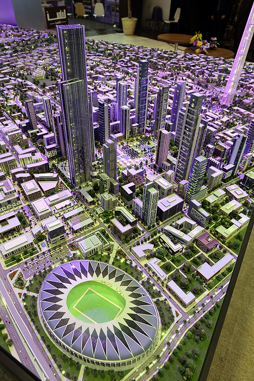 Макет на планирания нов град по време на втория ден от Конференцията за икономическо развитие на Египет (EEDC), в курорта Шарм ел-Шейх. Египетското правителство обяви, че планира да изгради нова столица на изток от Кайро, която е сегашната столица на страната. Министърът на жилищното строителство Мустафа Мадбули заяви, че проектът ще струва 45 млрд. долара и ще отнеме пет до седем години. По думите му целта е да се облекчи натовареността и пренаселеността на Кайро през следващите 40 години. Мадбули заяви, че се предвижда египетския парламент и министерствата, както и чуждестранните посолства да се преместят в новата столица.  Името на новия град все още не е известно, но се знае, че на територията на населеното място ще има близо 2000 училища и колежи, както и повече от 600 заведения за медицинска помощ. Според създателите му проектът ще доведе до откриването на над 1 млн. работни места. Предвижда се да бъдат изградени и къщи за около 5 млн. жители, а общата му територия ще е 700 кв. км.