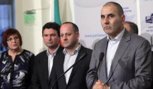 Цветан Цветанов и Радан Кънев на брифинг в парламента