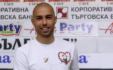 Най титулуваният играч на Локомотив Пловдив в момента Момчил Цветанов подкрепи боксовия клуб