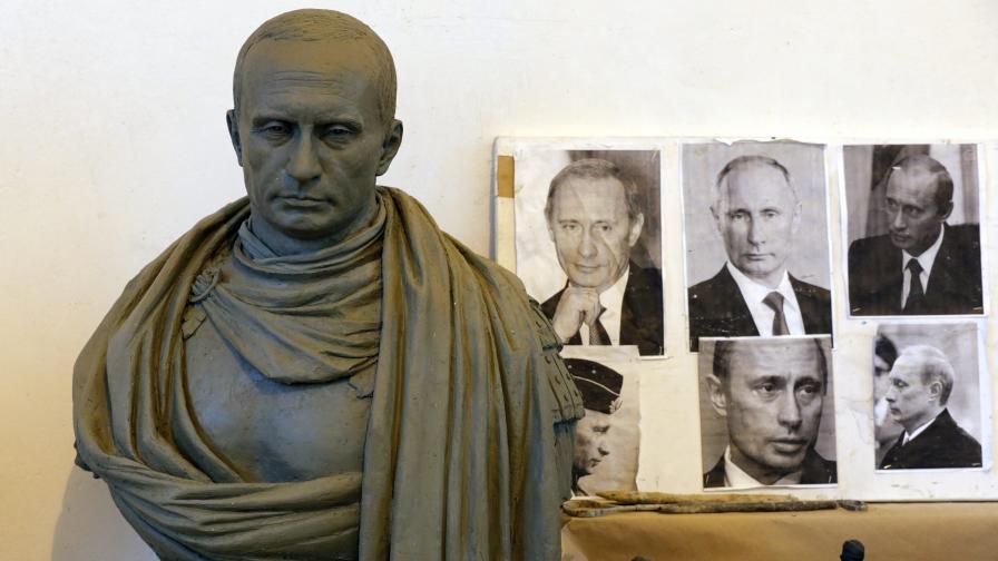 Показват статуя на Путин като римски император за 9 май