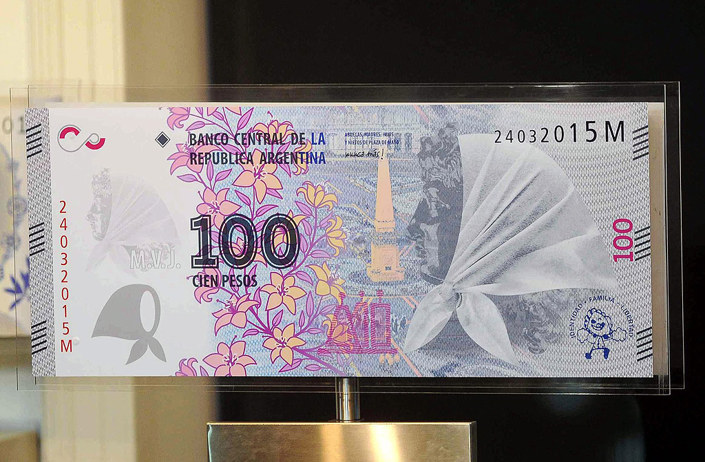 Новите 100 аржентински песос, е представена в Буенос Айрес, Аржентина.