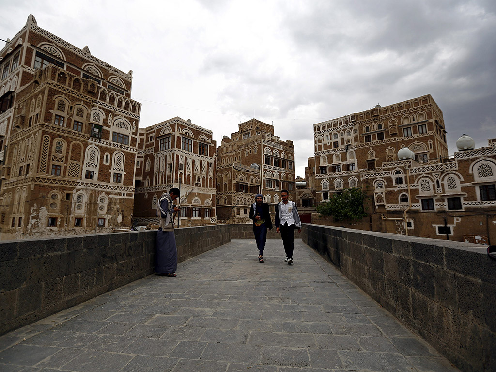 Йеменци ходят по мост в стария град на Сана, Йемен. Старият град на Сана е в списъка на ЮНЕСКО за световно културно наследство, има отличителен визуален характер заради уникалните си архитектурни характеристики