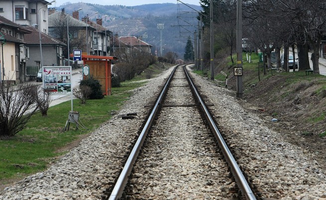 Блокиран жп път между Гърция и Македония, влакове минават през България