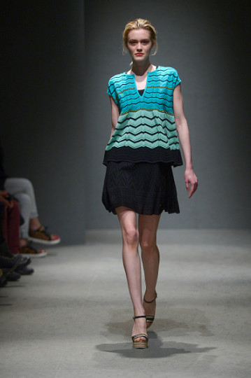 Модната марка Мисони представи моделите си за есента на 2015. Цветни и весели, почти всички с островърхи вълнички, моделите определено могат да намерят място и в летния гардероб.