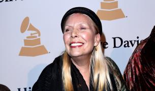 Джони Мичъл е в интензивно отделение