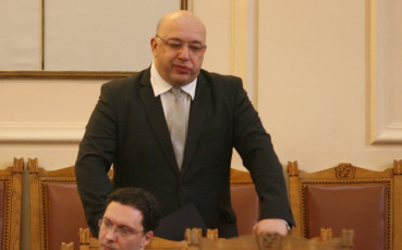 Министър Кралев купи фланелка на Любо Пенев за добра кауза
