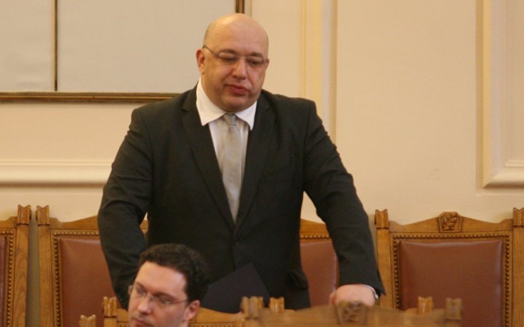 Министър Кралев купи фланелка на Любо Пенев за добра кауза