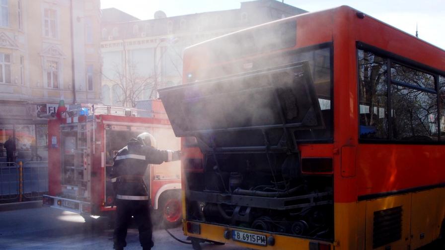 Автобус на градския транспорт се запали във Варна