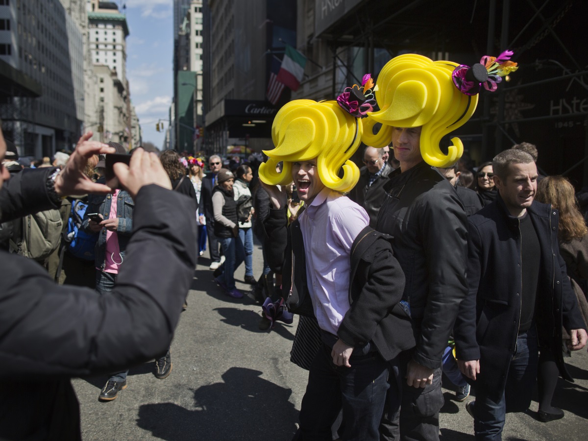 Участниците в шествието се ръководеха от принципа – колкото по-екстравагантна и пъстра е шапката, толкова по-добре
