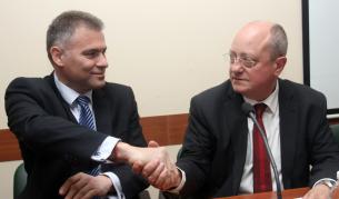 Танев: Започваме промени по учебниците от I до IV клас