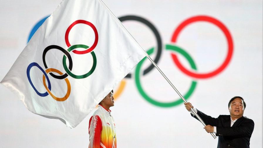 Дзи Дзяне (вдясно) през август 2010 г. при закриването на Младежките олимпийски игри в Сингапур