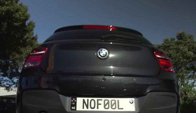  На регистрационния номер на спечелената кола пише: No Fool (в свободен превод: "Не съм глупак")