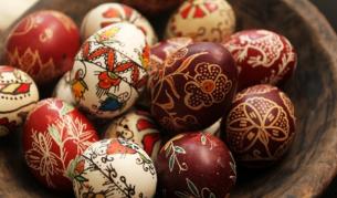 Велики четвъртък е, боядисват се яйцата