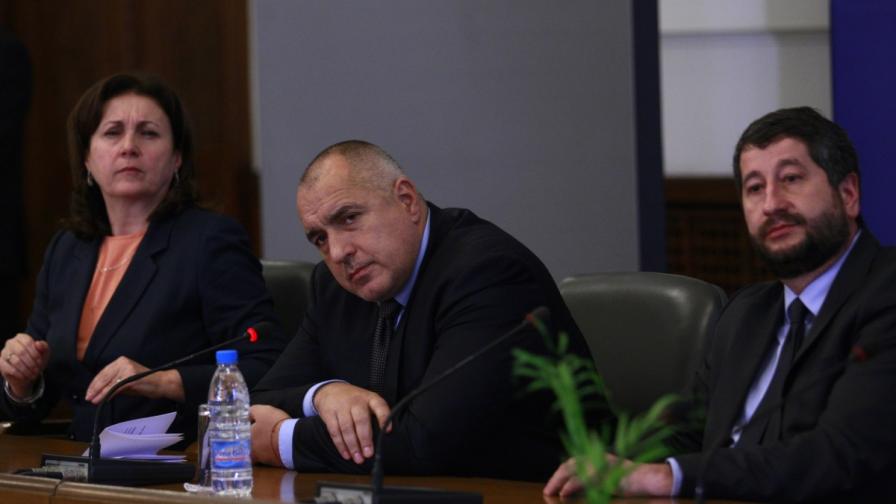Бойко Борисов, Румяна Бъчварова и Христо Иванов на брифинга в Министерски съвет