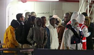 Оцелели имигранти пристигат на пристанището в Катания