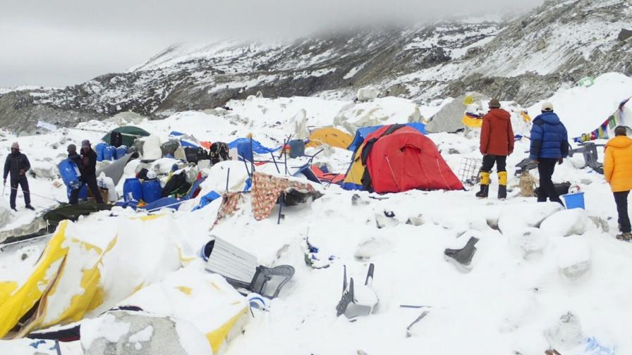 Непал: Моментът, в който лавината пада (видео)