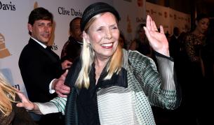 Джони Мичъл още е в болница, но не е в кома