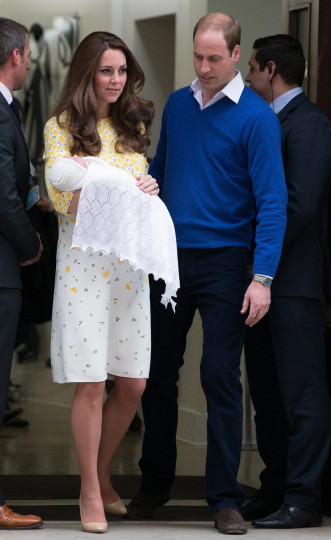 10 часа след раждането на второто си дете, Кейт Мидълтън бе готова да напусне болницата и да се прибере у дома. На първите официални снимки от изписването се вижда и малката принцеса, сестричката на принц Джордж. Все още не е обявено как ще се казва детето