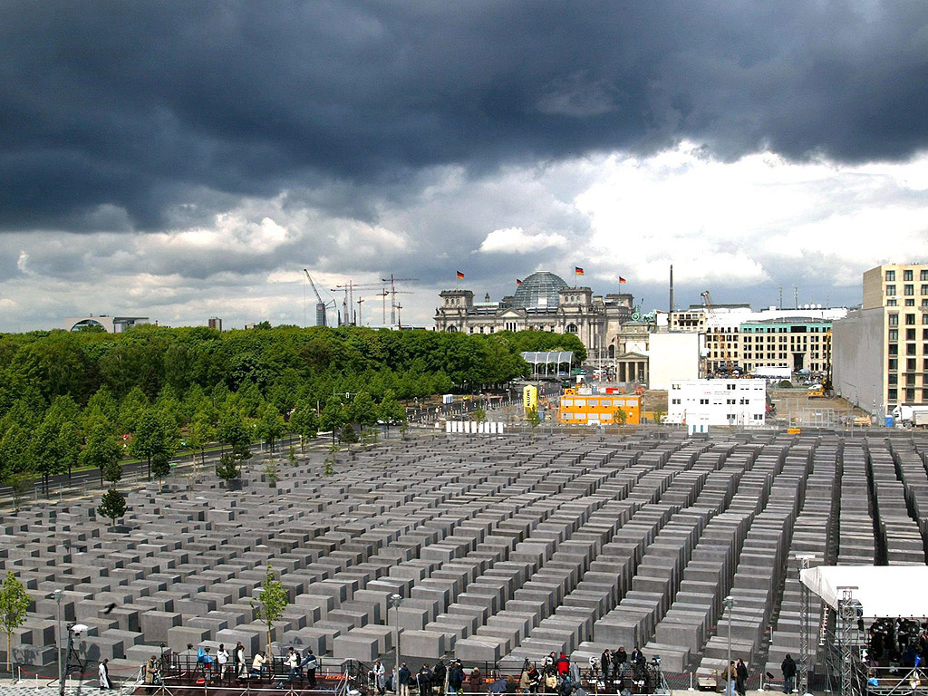 Общ изглед на "Мемориалът на убитите евреи в Европа" в Берлин, Германия от архитект Питър Айзенман САЩ.