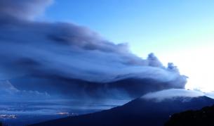 Вулканът Туриалба изхвърля пепел праз март