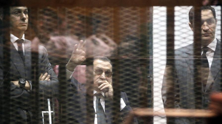 Осъдиха Хосни Мубарак и двамата му синове на затвор по обвинения в корупция