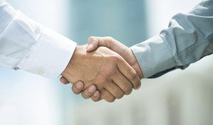 Ръкостискането засилва доверието, дори ако е с робот